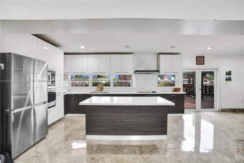 House in Dania Beach, Florida 5 bedrooms, 163.79 sq.m. № 1714259 - photo 4