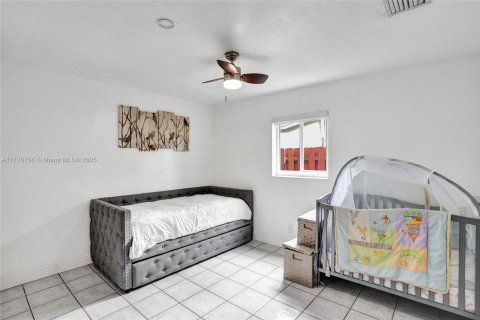House in Dania Beach, Florida 5 bedrooms, 163.79 sq.m. № 1714259 - photo 12