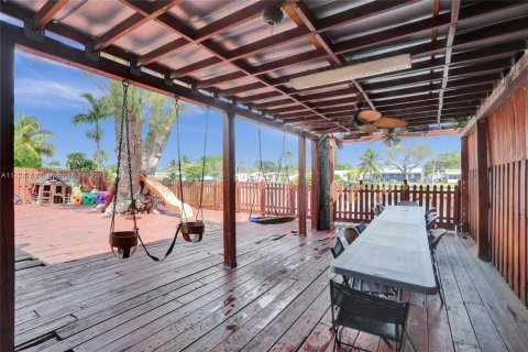House in Dania Beach, Florida 5 bedrooms, 163.79 sq.m. № 1714259 - photo 19