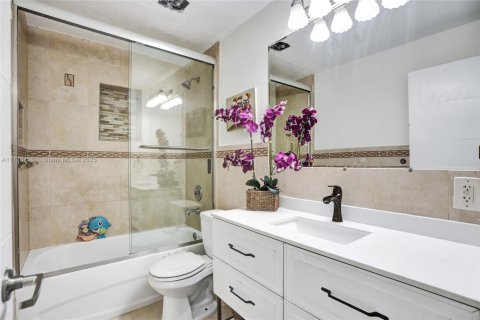 House in Dania Beach, Florida 5 bedrooms, 163.79 sq.m. № 1714259 - photo 15