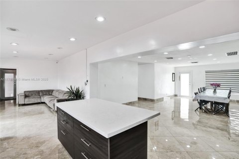 House in Dania Beach, Florida 5 bedrooms, 163.79 sq.m. № 1714259 - photo 5