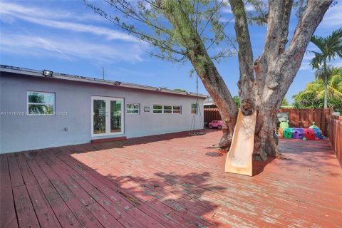 House in Dania Beach, Florida 5 bedrooms, 163.79 sq.m. № 1714259 - photo 18