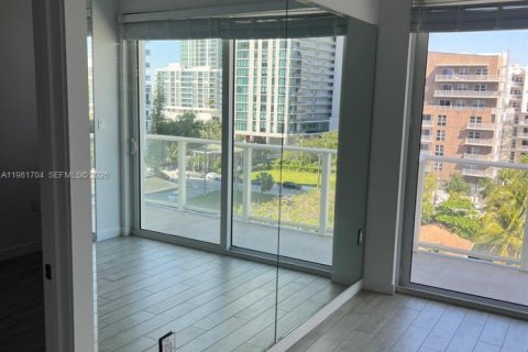 Condo in Miami, Florida, 2 bedrooms  № 2043018 - photo 2