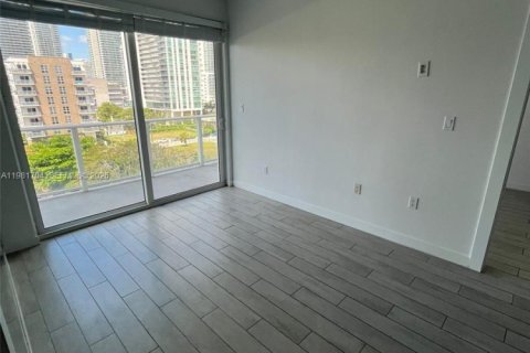 Condo in Miami, Florida, 2 bedrooms  № 2043018 - photo 3