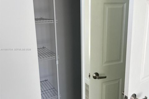 Condo in Miami, Florida, 2 bedrooms  № 2043018 - photo 16