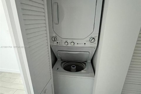 Condo in Miami, Florida, 2 bedrooms  № 2043018 - photo 27