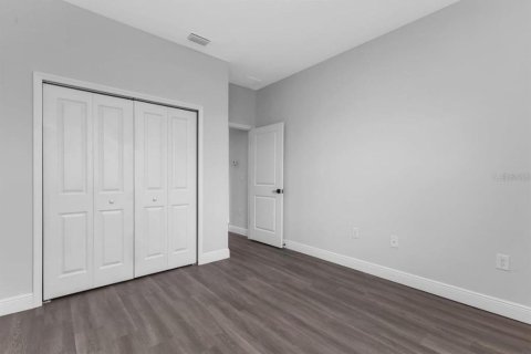 House in Port Charlotte, Florida 4 bedrooms, 155.52 sq.m. № 2118591 - photo 9