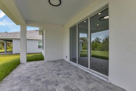 House in Port Charlotte, Florida 4 bedrooms, 155.52 sq.m. № 2118591 - photo 12