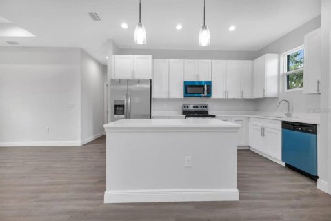 House in Port Charlotte, Florida 4 bedrooms, 155.52 sq.m. № 2118591 - photo 2