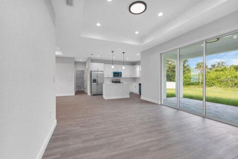 House in Port Charlotte, Florida 4 bedrooms, 155.52 sq.m. № 2118591 - photo 11