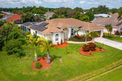 House in Port St. Lucie, Florida 4 bedrooms, 221.29 sq.m. № 2389881 - photo 3