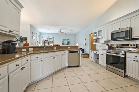House in Port St. Lucie, Florida 4 bedrooms, 221.29 sq.m. № 2389881 - photo 8