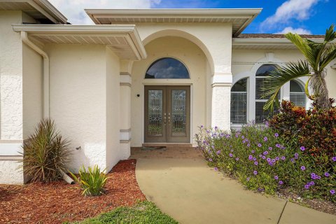 House in Port St. Lucie, Florida 4 bedrooms, 221.29 sq.m. № 2389881 - photo 2