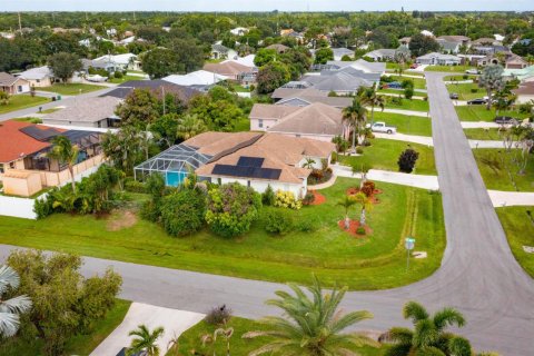 House in Port St. Lucie, Florida 4 bedrooms, 221.29 sq.m. № 2389881 - photo 4