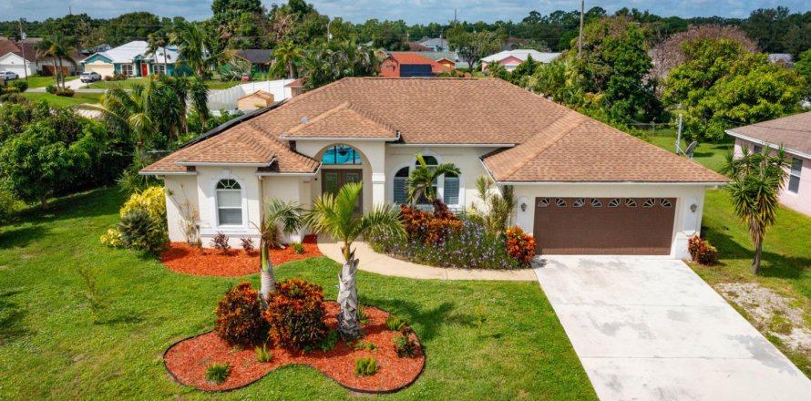 House in Port St. Lucie, Florida 4 bedrooms, 221.29 sq.m. № 2389881