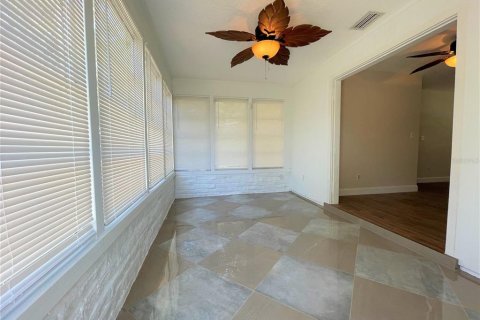 Villa ou maison à louer à Largo, Floride: 2 chambres, 89.56 m2 № 2118565 - photo 4