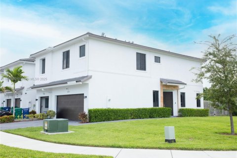 Townhouse in Homestead, Florida 3 bedrooms, 158.4 sq.m. № 1896463 - photo 1