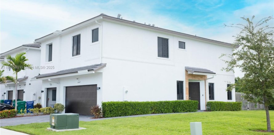 Townhouse in Homestead, Florida 3 bedrooms, 158.4 sq.m. № 1896463