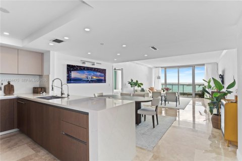 Condominio en venta en Miami, Florida, 3 dormitorios, 197.88 m2 № 1992905 - foto 2