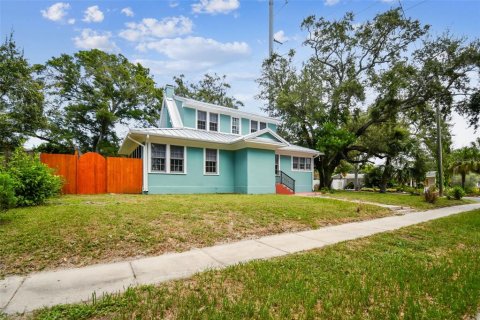 House in Dunedin, Florida 3 bedrooms, 143.63 sq.m. № 2151440 - photo 2