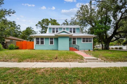 House in Dunedin, Florida 3 bedrooms, 143.63 sq.m. № 2151440