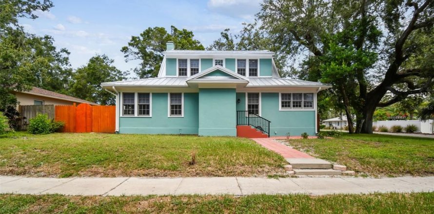 House in Dunedin, Florida 3 bedrooms, 143.63 sq.m. № 2151440