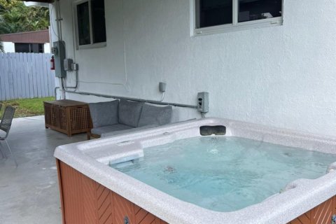 Casa en alquiler en Miami, Florida, 3 dormitorios, 164.34 m2 № 1104400 - foto 1