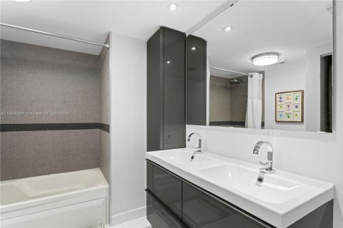 Condominio en venta en Aventura, Florida, 2 dormitorios, 125.42 m2 № 1963545 - foto 14