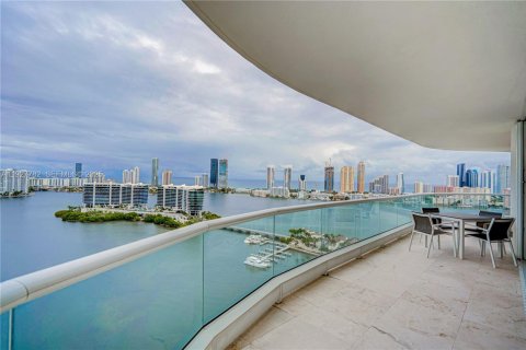 Снять в аренду квартиру в Авентура, Флорида 3 спальни, 222.04м2, № 1987919 - фото 1