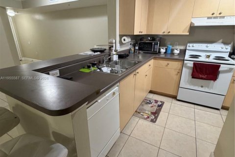 Снять в аренду кондоминиум в Мирамар, Флорида 2 спальни, 99.59м2, № 2010313 - фото 3