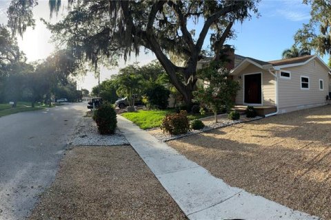 House in Sarasota, Florida 2 bedrooms, 149.2 sq.m. № 2204625 - photo 2