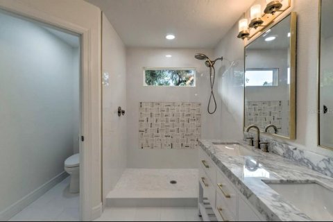 House in Sarasota, Florida 2 bedrooms, 149.2 sq.m. № 2204625 - photo 8