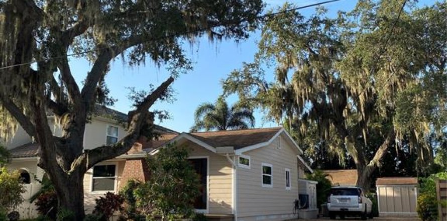 House in Sarasota, Florida 2 bedrooms, 149.2 sq.m. № 2204625