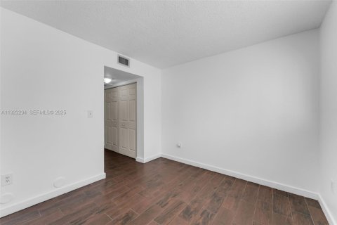 Apartamento en alquiler en Miami, Florida, 2 dormitorios, 81.48 m2 № 1982558 - foto 14