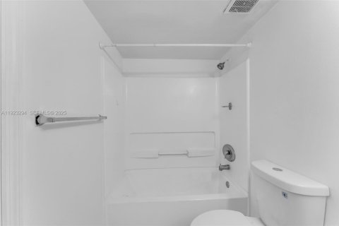 Apartamento en alquiler en Miami, Florida, 2 dormitorios, 81.48 m2 № 1982558 - foto 18