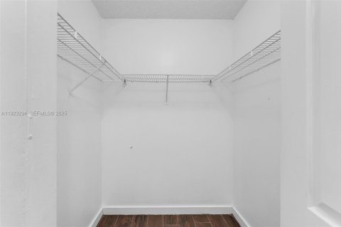 Apartamento en alquiler en Miami, Florida, 2 dormitorios, 81.48 m2 № 1982558 - foto 16