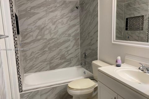 Apartamento en alquiler en Miami, Florida, 2 dormitorios, 81.48 m2 № 1982558 - foto 5