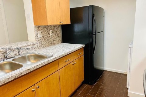 Apartamento en alquiler en Miami, Florida, 2 dormitorios, 81.48 m2 № 1982558 - foto 3