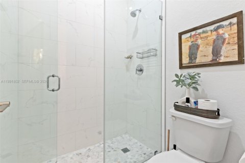 House in Miami, Florida 5 bedrooms, 245.54 sq.m. № 2058324 - photo 17