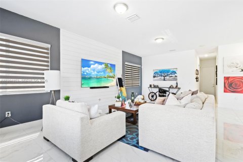 House in Miami, Florida 5 bedrooms, 245.54 sq.m. № 2058324 - photo 4