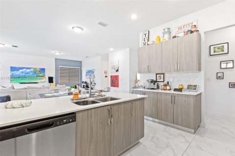 House in Miami, Florida 5 bedrooms, 245.54 sq.m. № 2058324 - photo 9