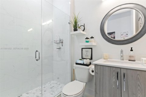 House in Miami, Florida 5 bedrooms, 245.54 sq.m. № 2058324 - photo 21