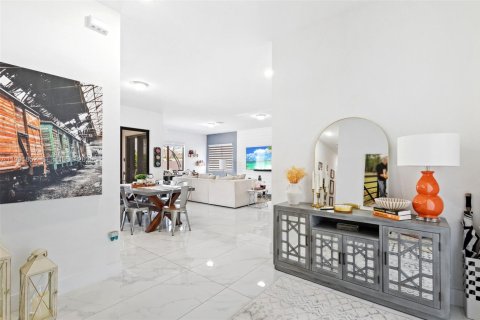 House in Miami, Florida 5 bedrooms, 245.54 sq.m. № 2058324 - photo 2