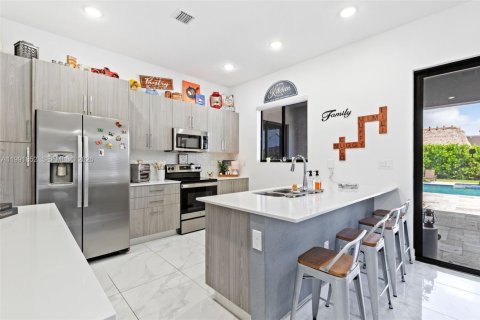 House in Miami, Florida 5 bedrooms, 245.54 sq.m. № 2058324 - photo 7