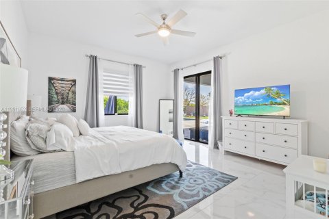 House in Miami, Florida 5 bedrooms, 245.54 sq.m. № 2058324 - photo 10