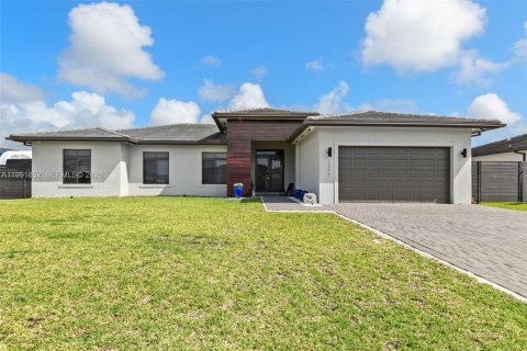 House in Miami, Florida 5 bedrooms, 245.54 sq.m. № 2058324