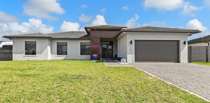 House in Miami, Florida 5 bedrooms, 245.54 sq.m. № 2058324
