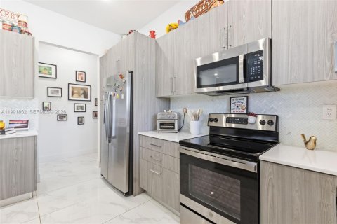 House in Miami, Florida 5 bedrooms, 245.54 sq.m. № 2058324 - photo 8
