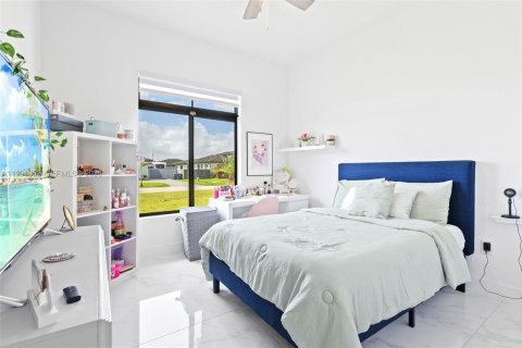 House in Miami, Florida 5 bedrooms, 245.54 sq.m. № 2058324 - photo 18