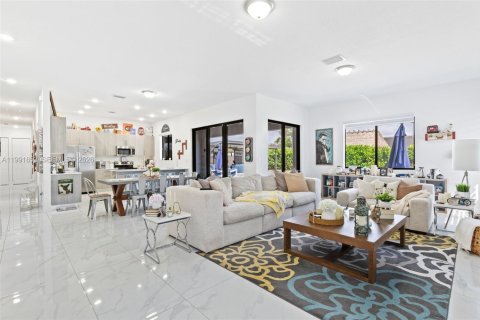 House in Miami, Florida 5 bedrooms, 245.54 sq.m. № 2058324 - photo 5